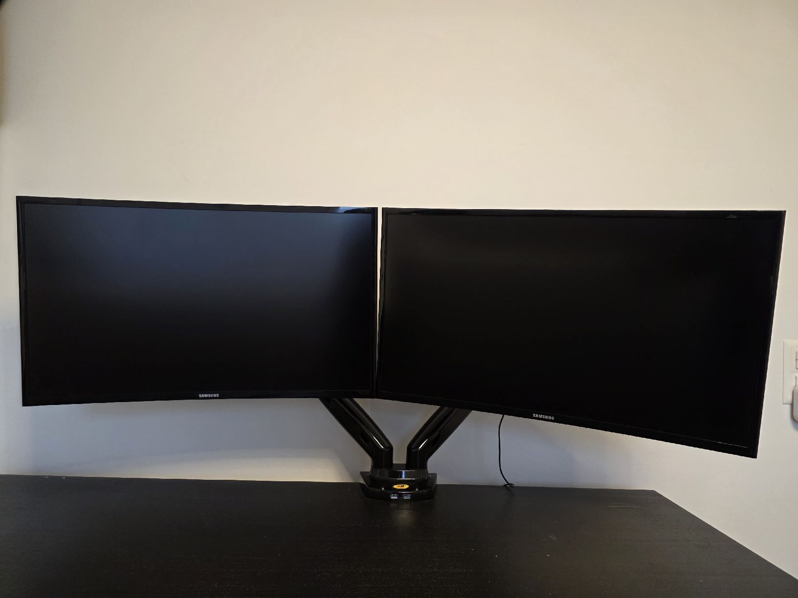 Samsung Monitore: 2x Samsung Curved Gaming Bildschirm 27̀'' mit Halter – Gebraucht aus Bottighofen von syogar