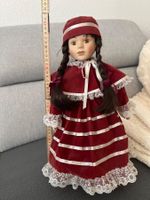 Porzellanpuppe rot bekleidet ca 40 cm gebrauchter Zustand