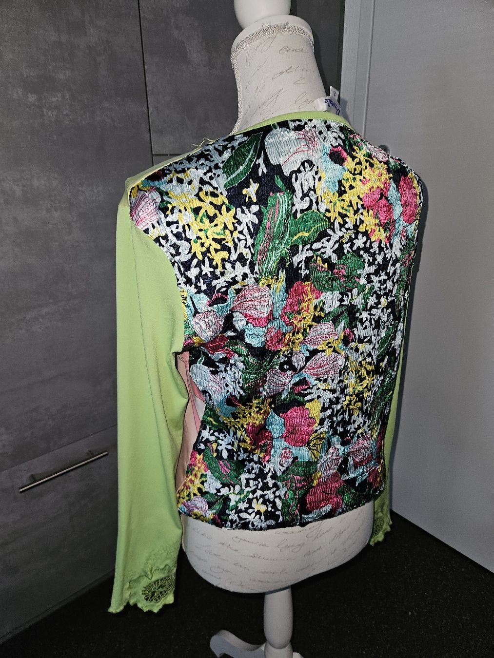Maglioni & Felpe: Langarmshirt Damen Grösse 2 floral gemustert  – Usato da Anwil venduto da tamoos 1