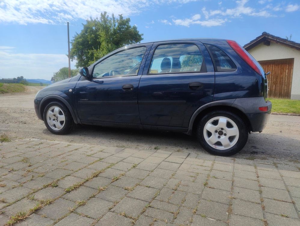 Opel Corsa Dunkelblau