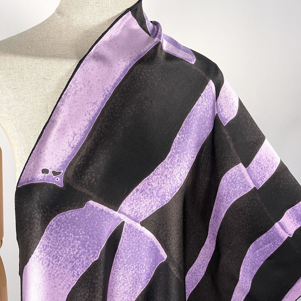 Fabric Frontline Foulard & Sciarpe: FABRIC FRONTLINE Silk Scarf – Nuovo (secondo la descrizione) da Emmen venduto da Nightingale_2022 2