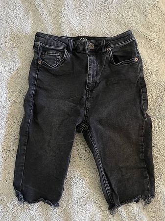 Knielange Jeansshorts S