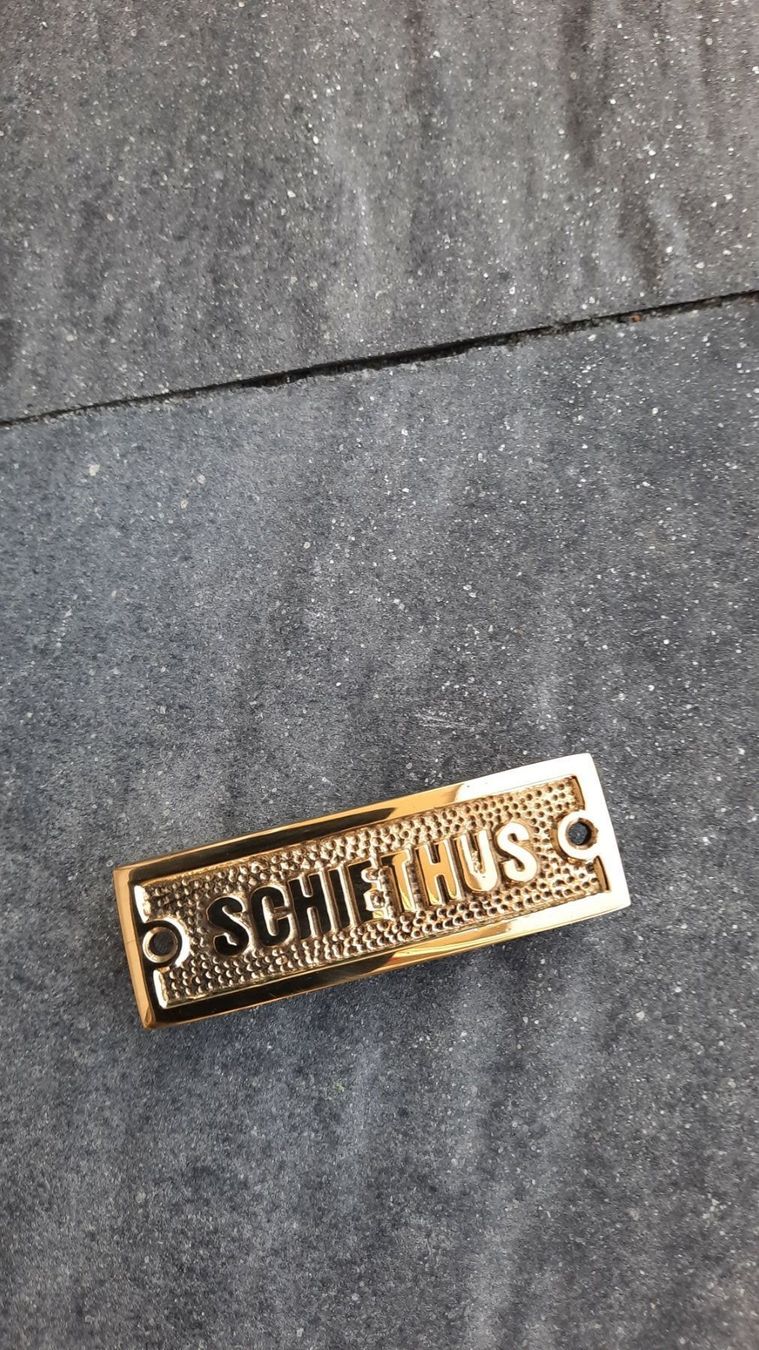 Insegne: MESSINGSCHILD  "SCHIETHUS" (Scheisshaus) – Nuovo (secondo la descrizione) da Reinach AG venduto da Huckleberrysix 1
