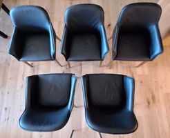 Sehr schöne Lederstühle schwarz mit eleganten Holzbeinen