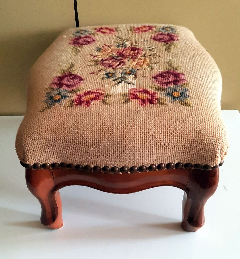 Sgabelli: Handgestickter Fussschemel / Hocker mit Rosenmuster – Usato da Eschenbach venduto da Alicekunst 3