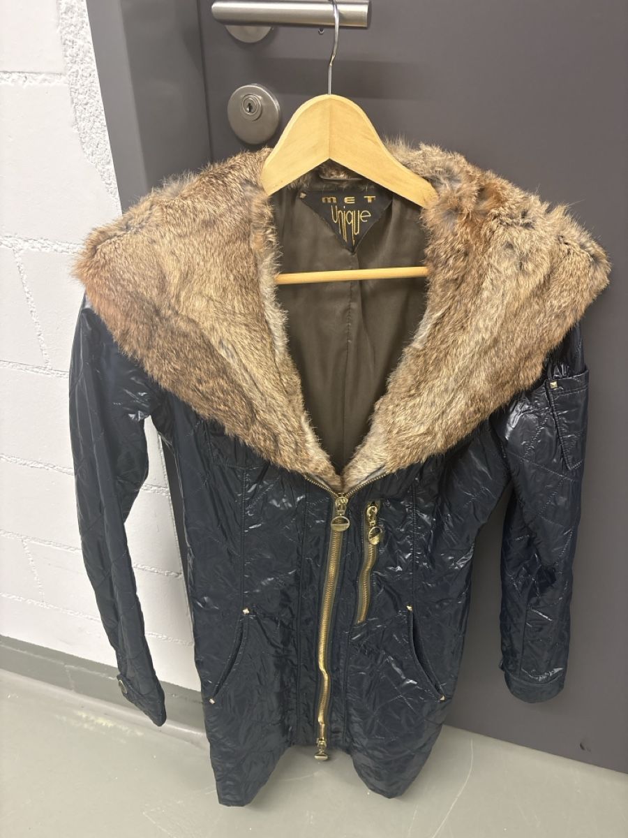 Cappotti: MET Unique Winter Padded Jacket with Fur Collar, Size M – Nuovo (secondo la descrizione) da Uitikon Waldegg venduto da JanicaGe