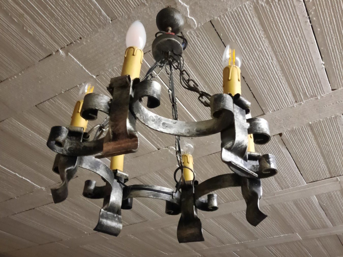 Lampadari & plafoniere: Rustikaler schwarzer Kronleuchter aus Schmiedeeisen, – Usato da Muri AG venduto da rogana