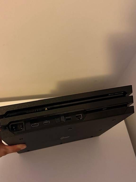 Sony Console: PS4 Pro 1TB (CUH-7116B) mit 2 Controller – Usato da Geroldswil venduto da mimilika 1