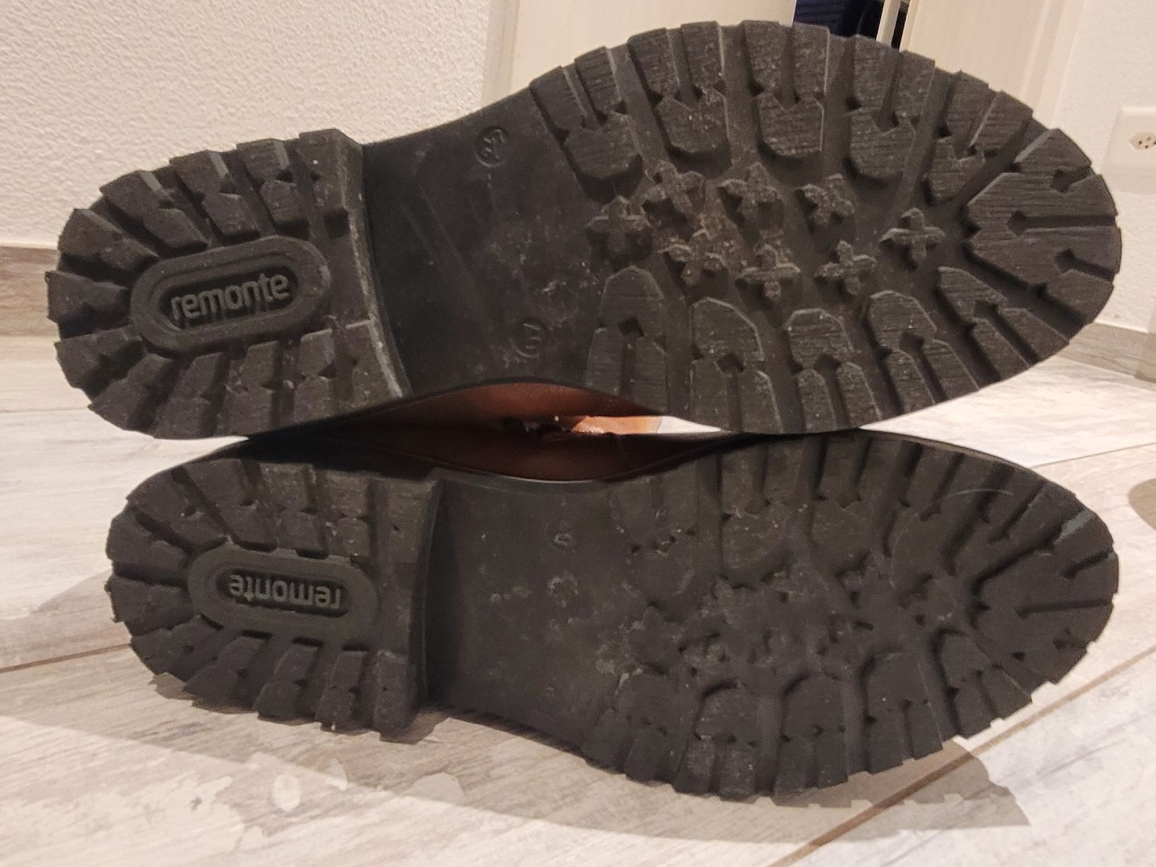 Scarpe da donna: stivali REMONTE n. 40 – Usato da Giubiasco venduto da A.B00 4