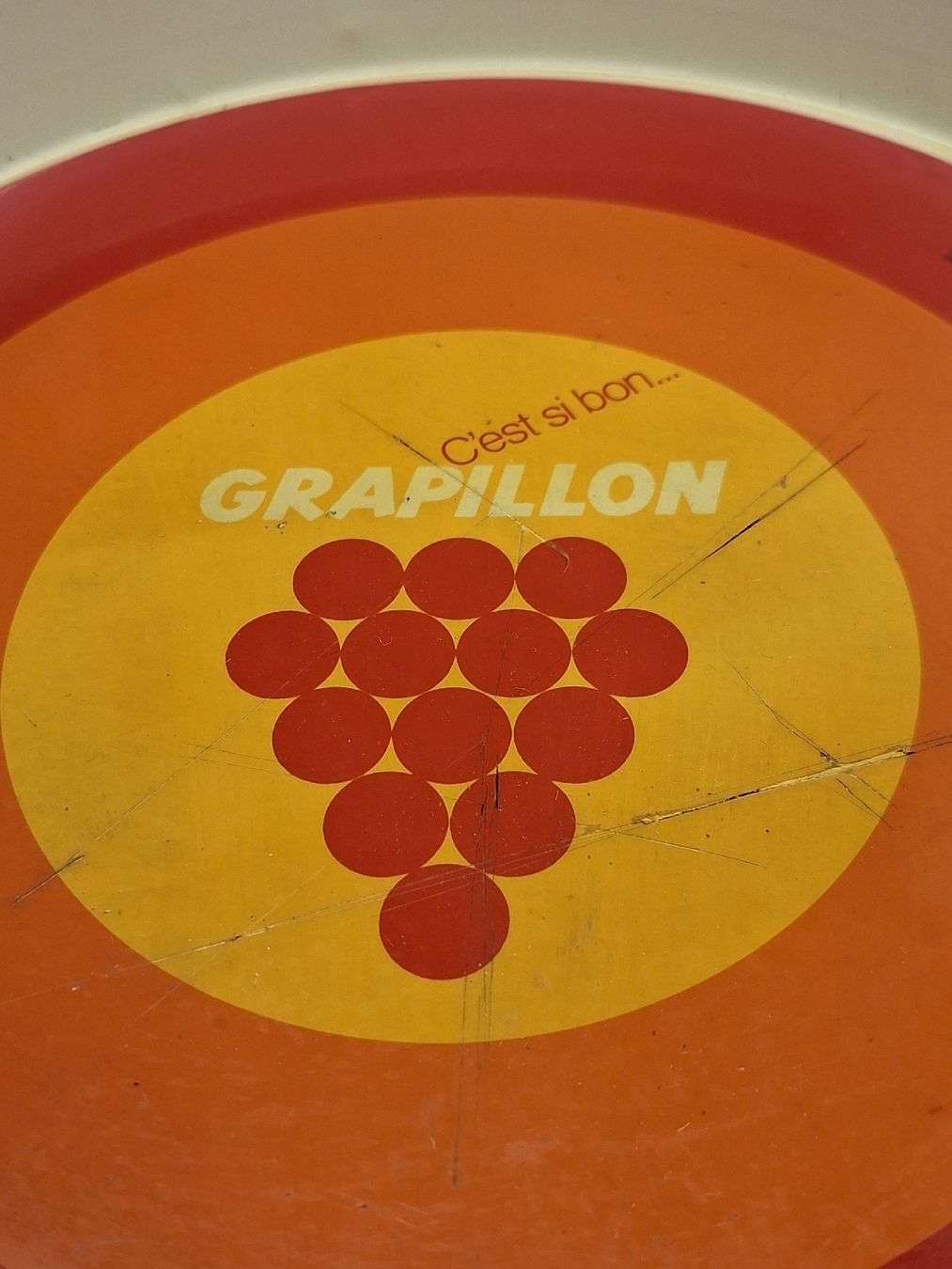Plateaux: altes Grapillon Restaurant serviertablett aus blech – D'occasion à Ganterschwil par HeidiuPeter 1