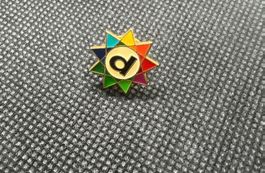 Anstecker Stern bunt mit 'd' Symbol Drogistenverband