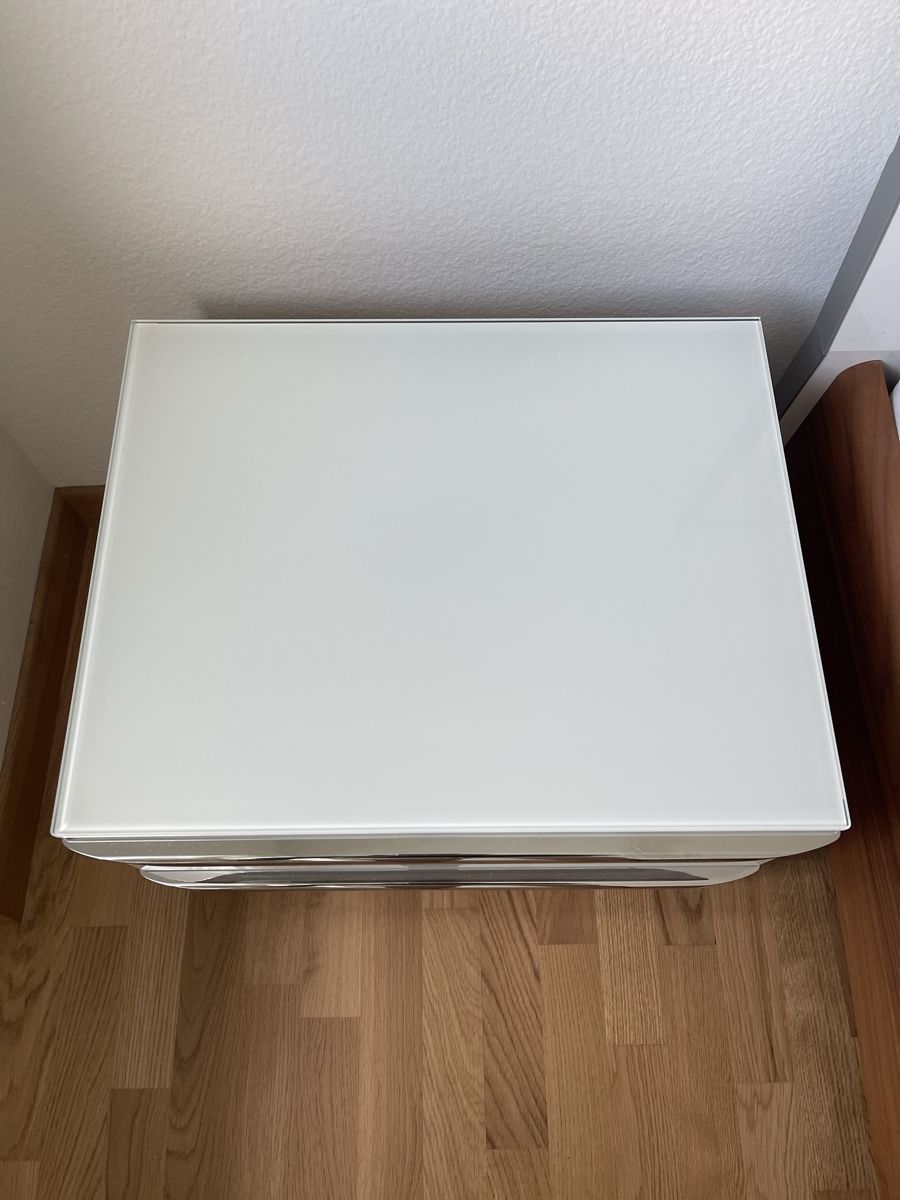 Comodini: 2 Nachttisch weiss mit Glasplatte, 2 Schubladen – Nuovo (secondo la descrizione) da Adliswil venduto da fabienne1234567 2