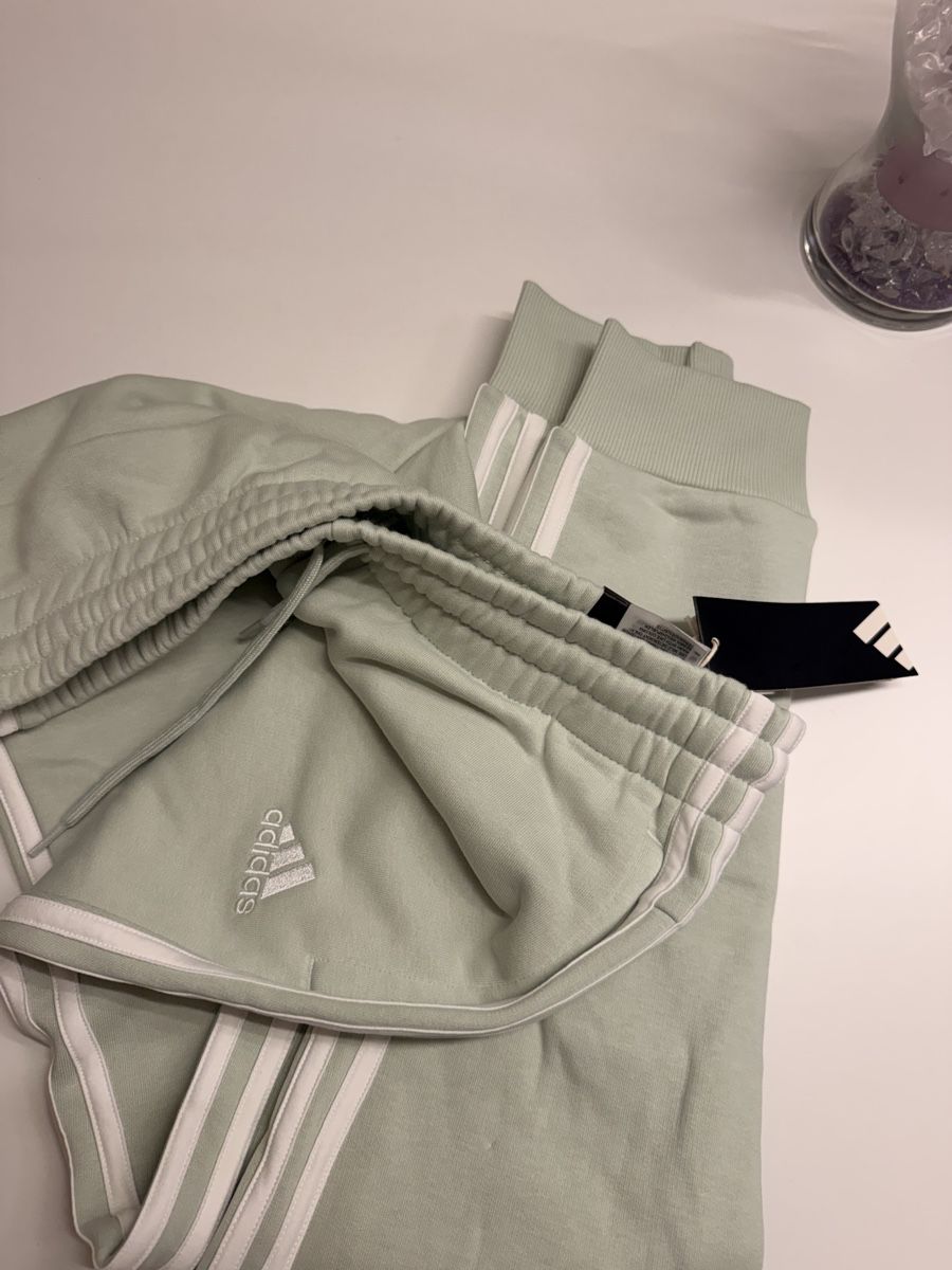 Adidas Hosen: Adidas Jogginghose mit Etikett  – Neu und originalverpackt aus Winterthur von Violeta_l
