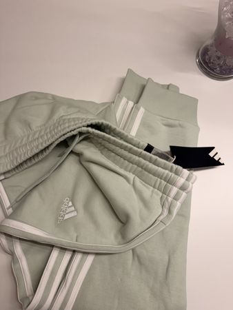Adidas Jogginghose mit Etikett 