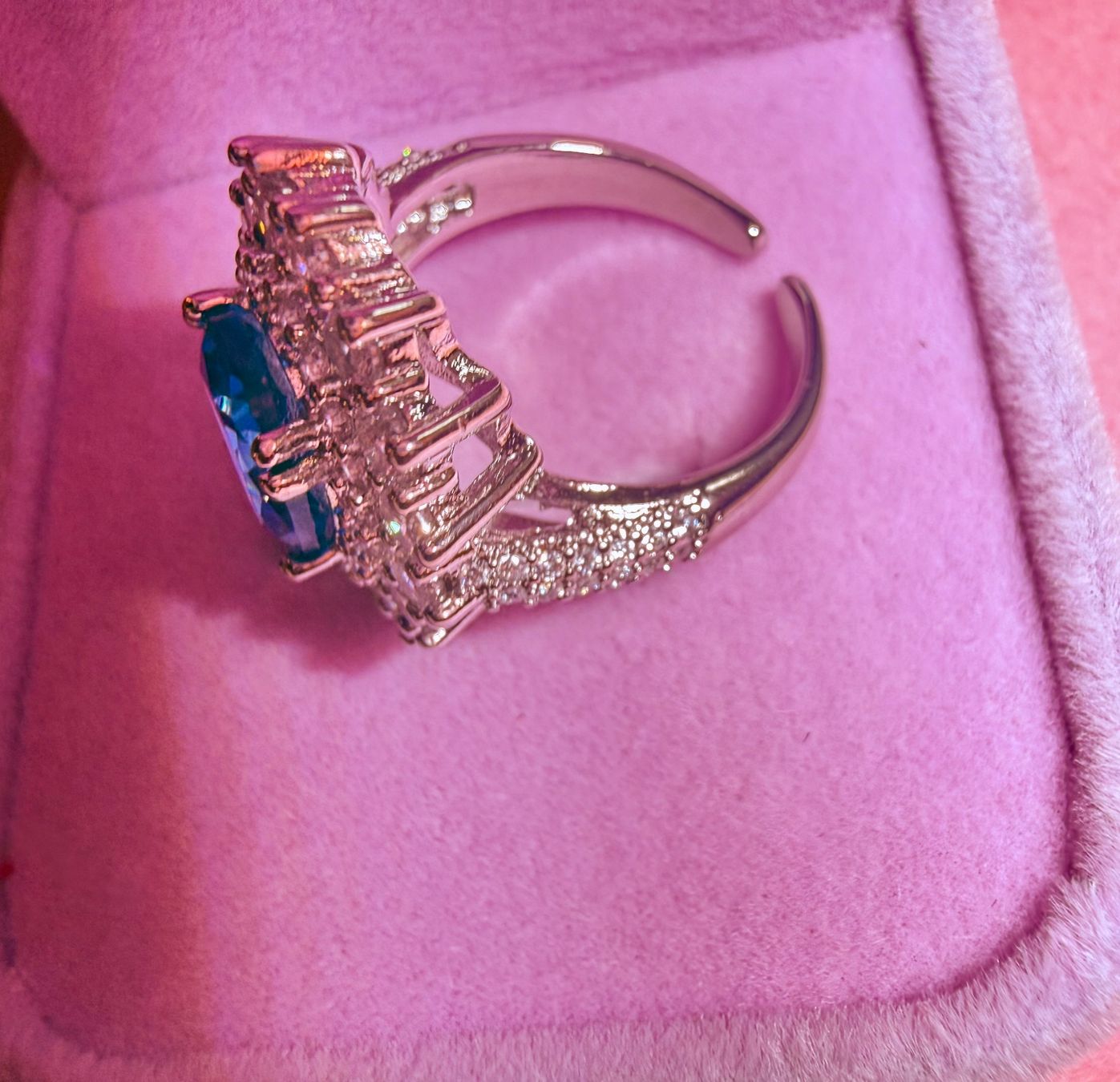 Anelli: Bague élégante avec saphir bleu – Nuovo e nell'imballaggio originale da St-Maurice venduto da Sandrinette123 6