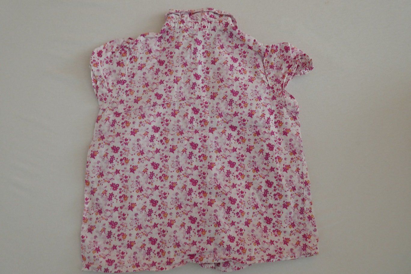 Camicette, T-shirt & Top: Hübsche Bluse mit Blumen, Gr. 110 – Usato da Horgen venduto da Feli39 1
