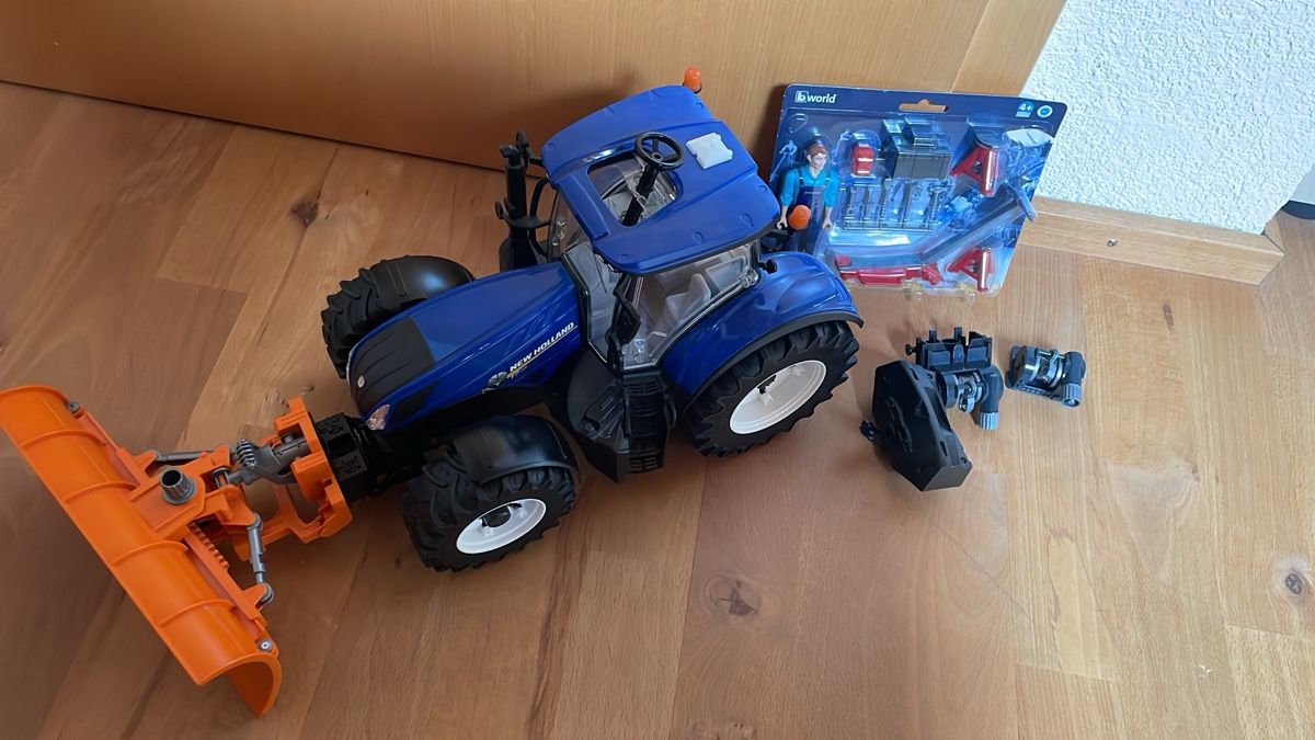 Bruder Giocattoli: Bruder Traktor mit Schneepflug – Usato da Bitsch venduto da 78Christoph