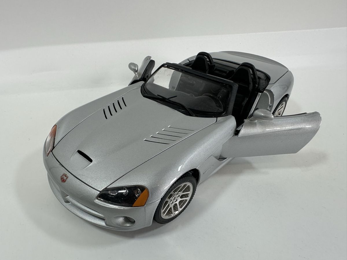Bburago Modellini d'auto: Dodge Viper SRT-10 1:18, silber, BBURAGO – Usato da Zofingen venduto da rf9_x2xt 8