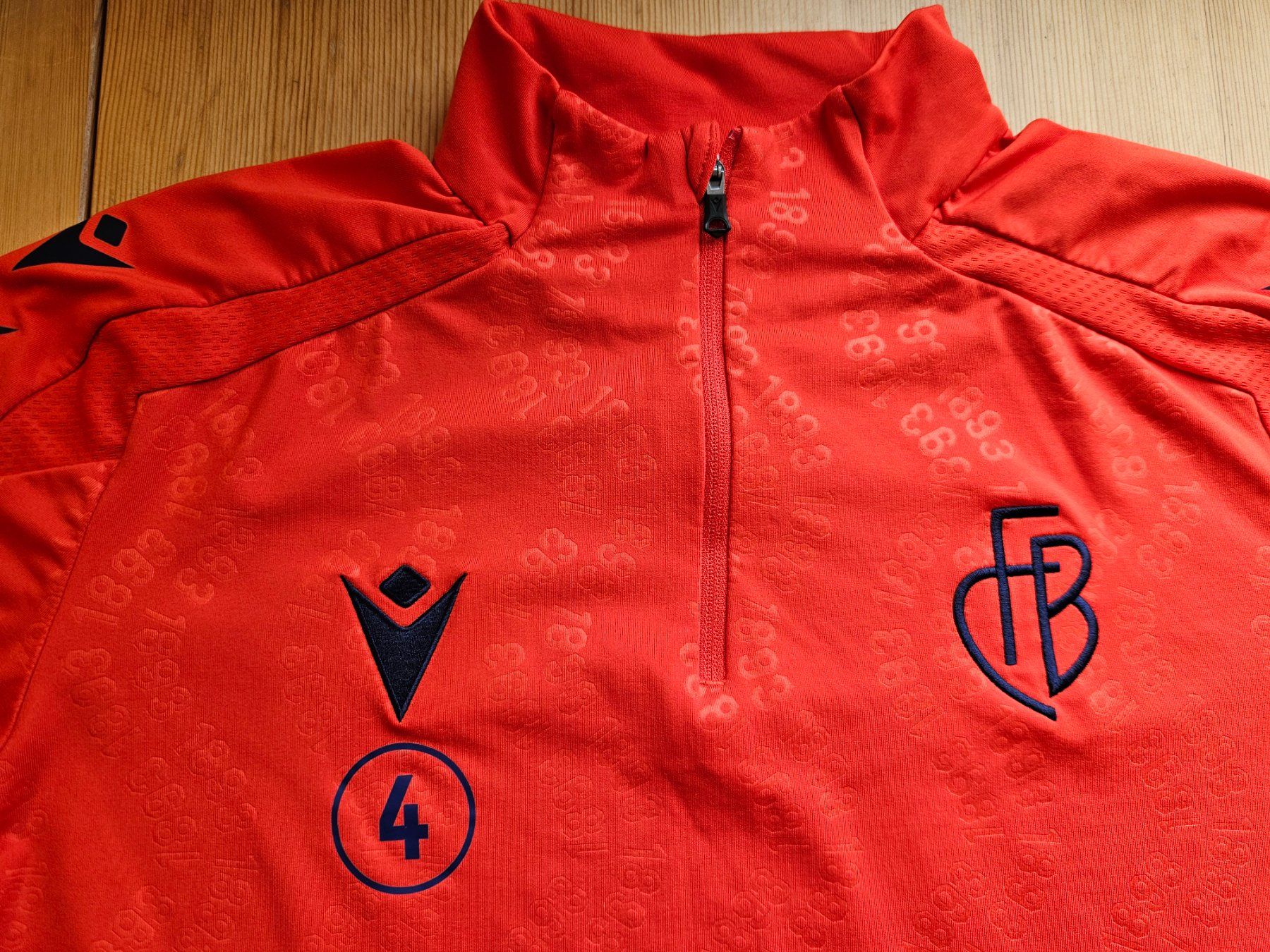 Canottiere & Pantaloni: FC Basel Trainingsoberteil Macron Grösse L FCB Jacke – Usato da Hägglingen venduto da United-Village-Trade 2