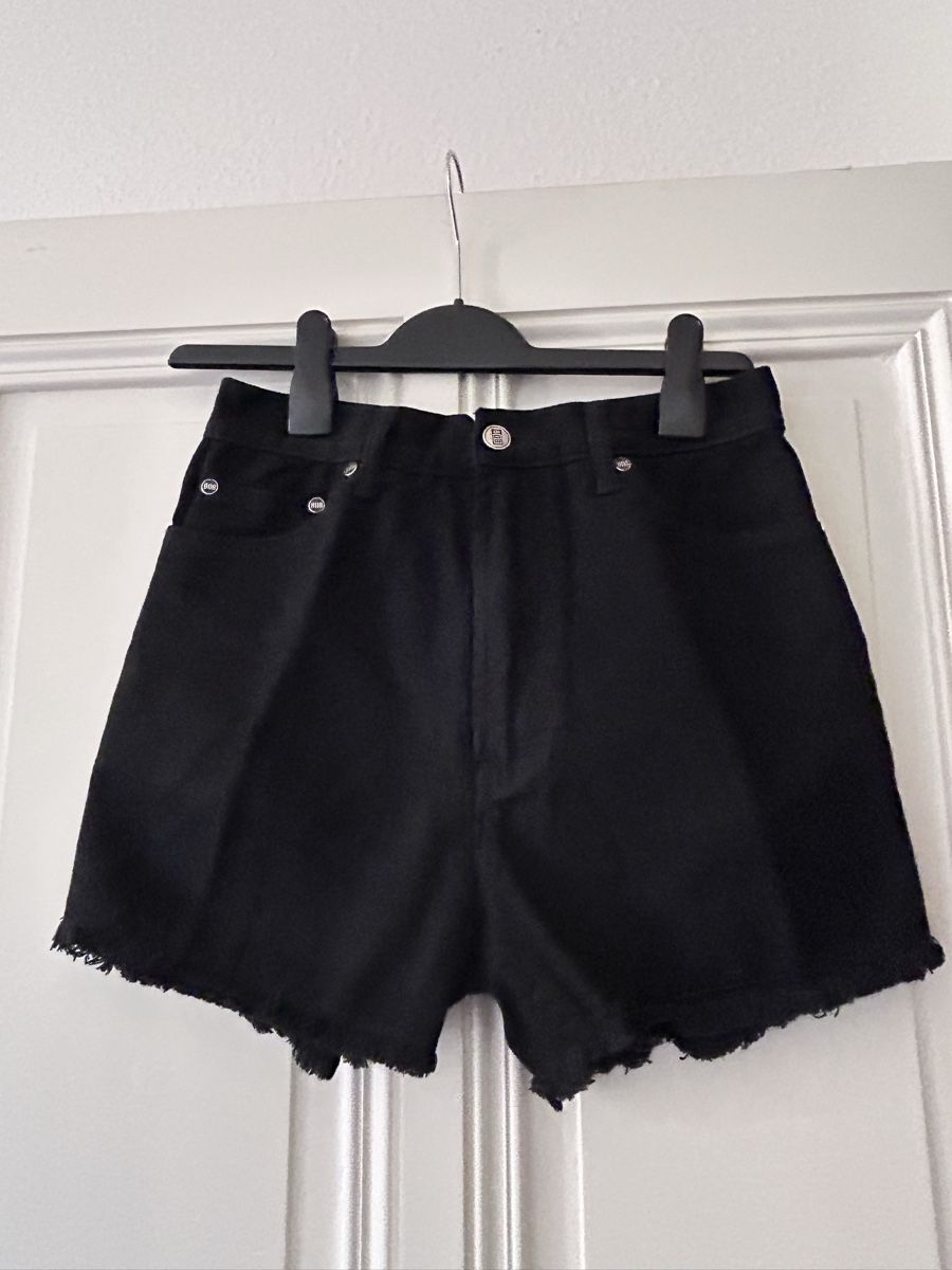 Hosen: Black frayed denim shorts – Neu und originalverpackt aus Genève von mar_f82s