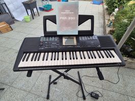 Clavier Yamaha avec stand et alimentation