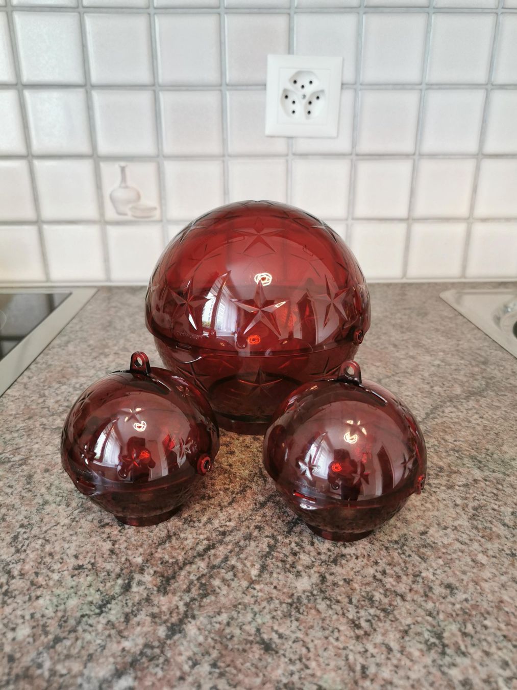Tupperware Contenitori & Simili: Tupperware Aufbewahrungskugeln rot – Usato da Birsfelden venduto da mel_ndx7 1