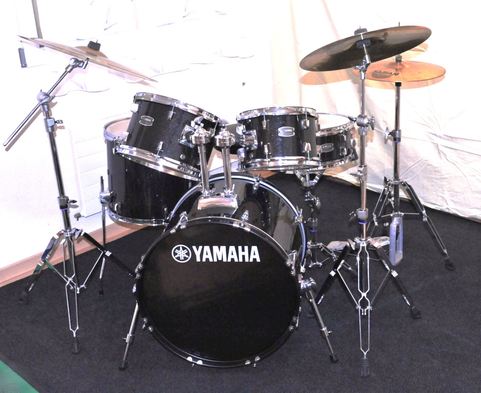 Yamaha Strumenti musicali: Schlagzeug Yamaha Rydeen schwarz – Usato da Hofstetten SO venduto da Edradour3