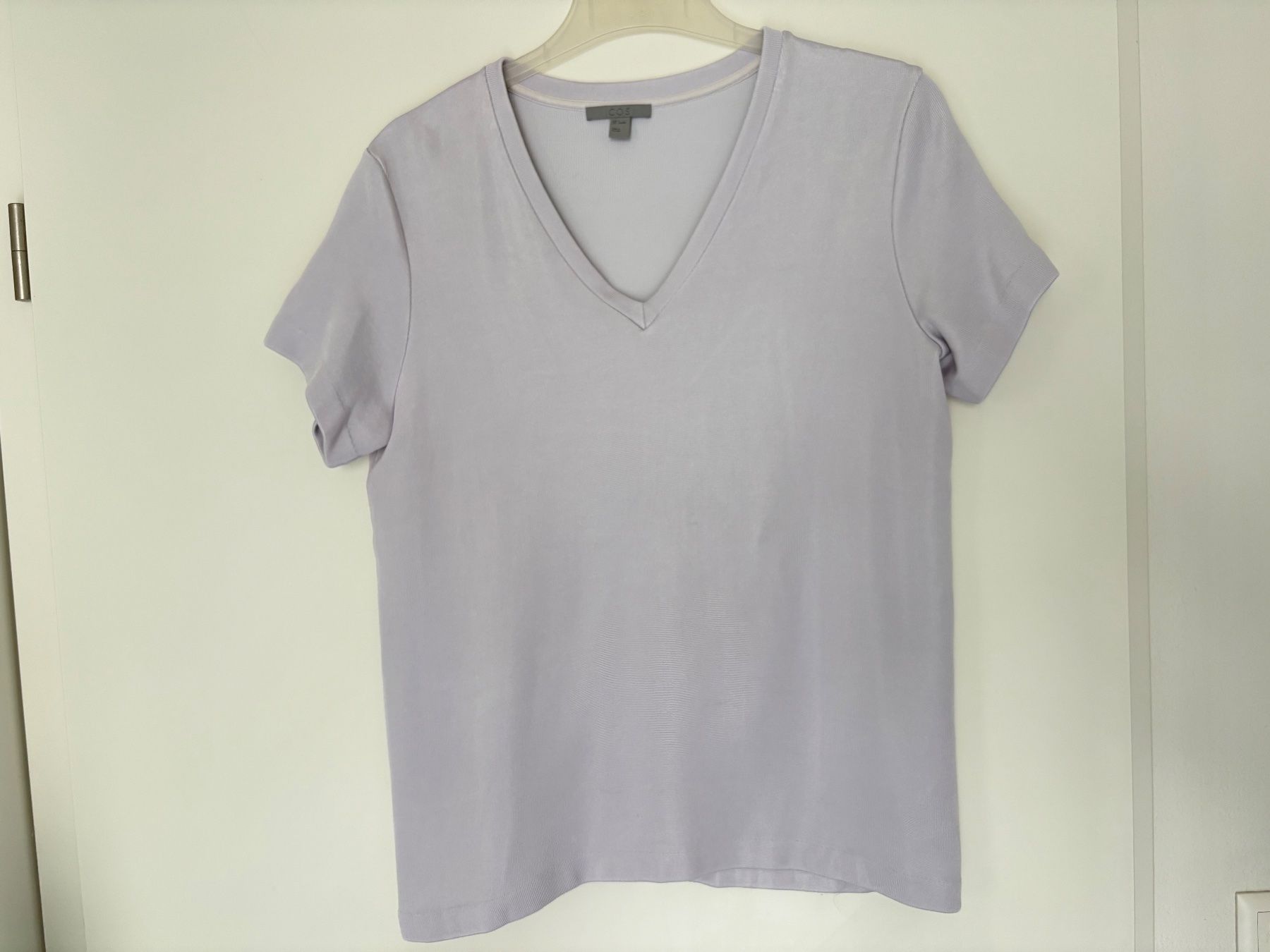 Cos T-shirt: COS T shirt v neck size S – Usato da Muzzano venduto da Sidney_3