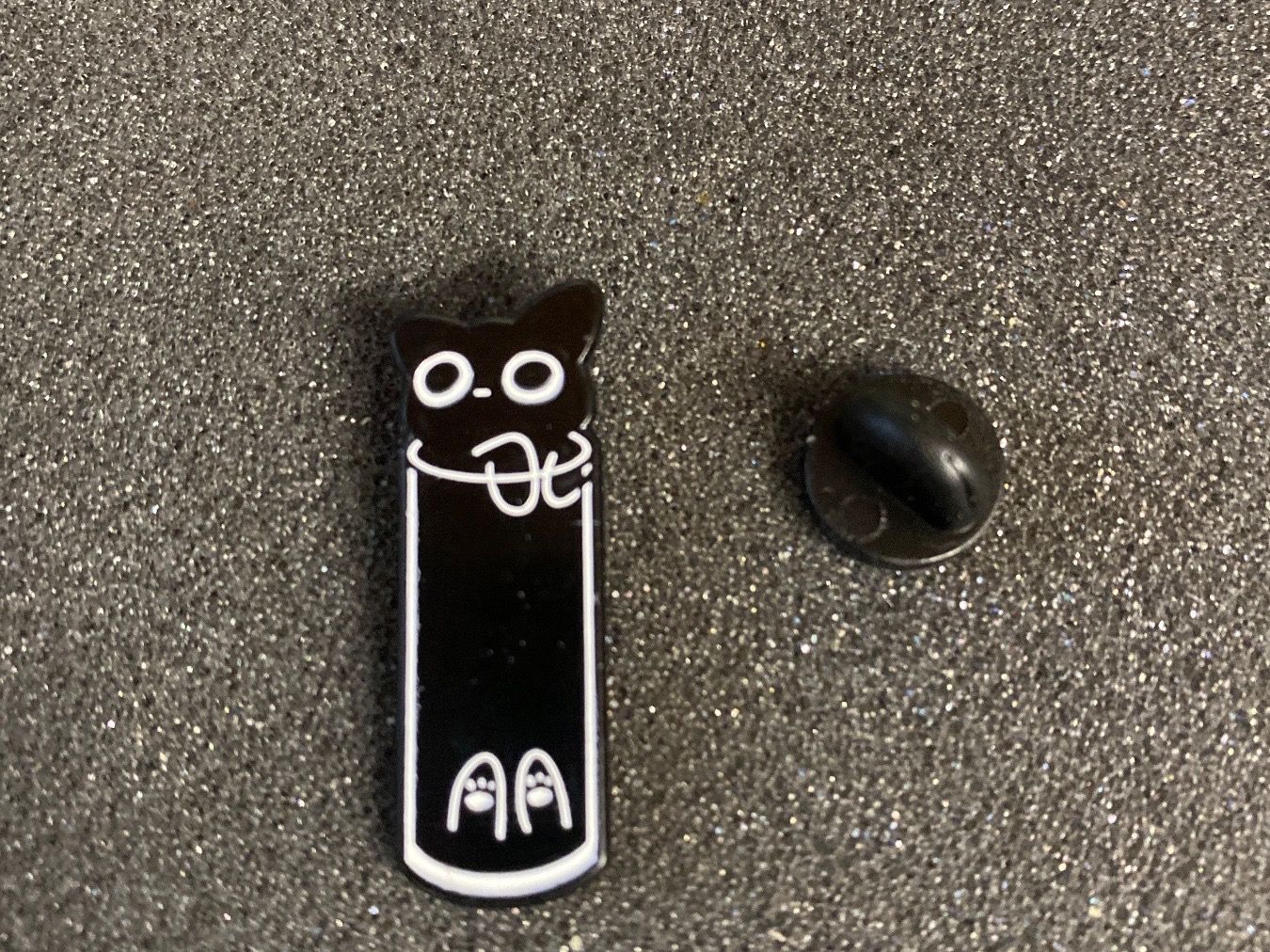 Plaketten & Abzeichen: PIN'S - CHAT - dans vase – Neu (gemäss Beschreibung) aus Le Brassus von cinema13