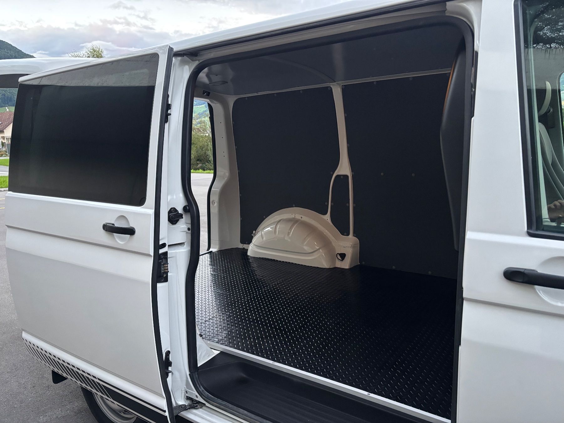Véhicules utilitaires: VW T5 2.5 TDI 4x4 – D'occasion à Brunnen par Outdooro_Schweiz 9