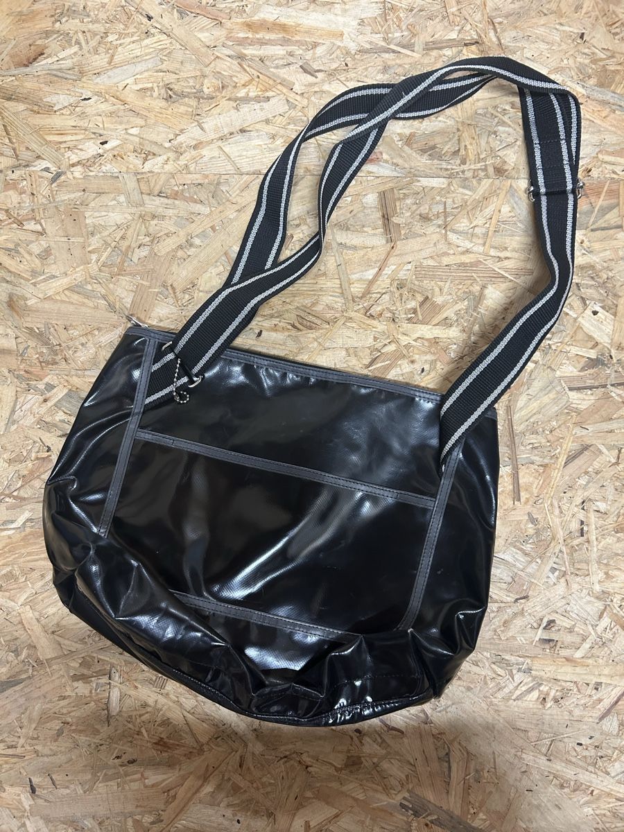 Sacs femmes: Nuda black vinyl bag with adjustable strap  – D'occasion à Zürich par ori_9dcy 2