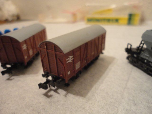 Trix Modellini di ferrovie: Minitrix 5 britische Güterwagen in Spur N – Usato da Wittenwil venduto da trixmartin 5