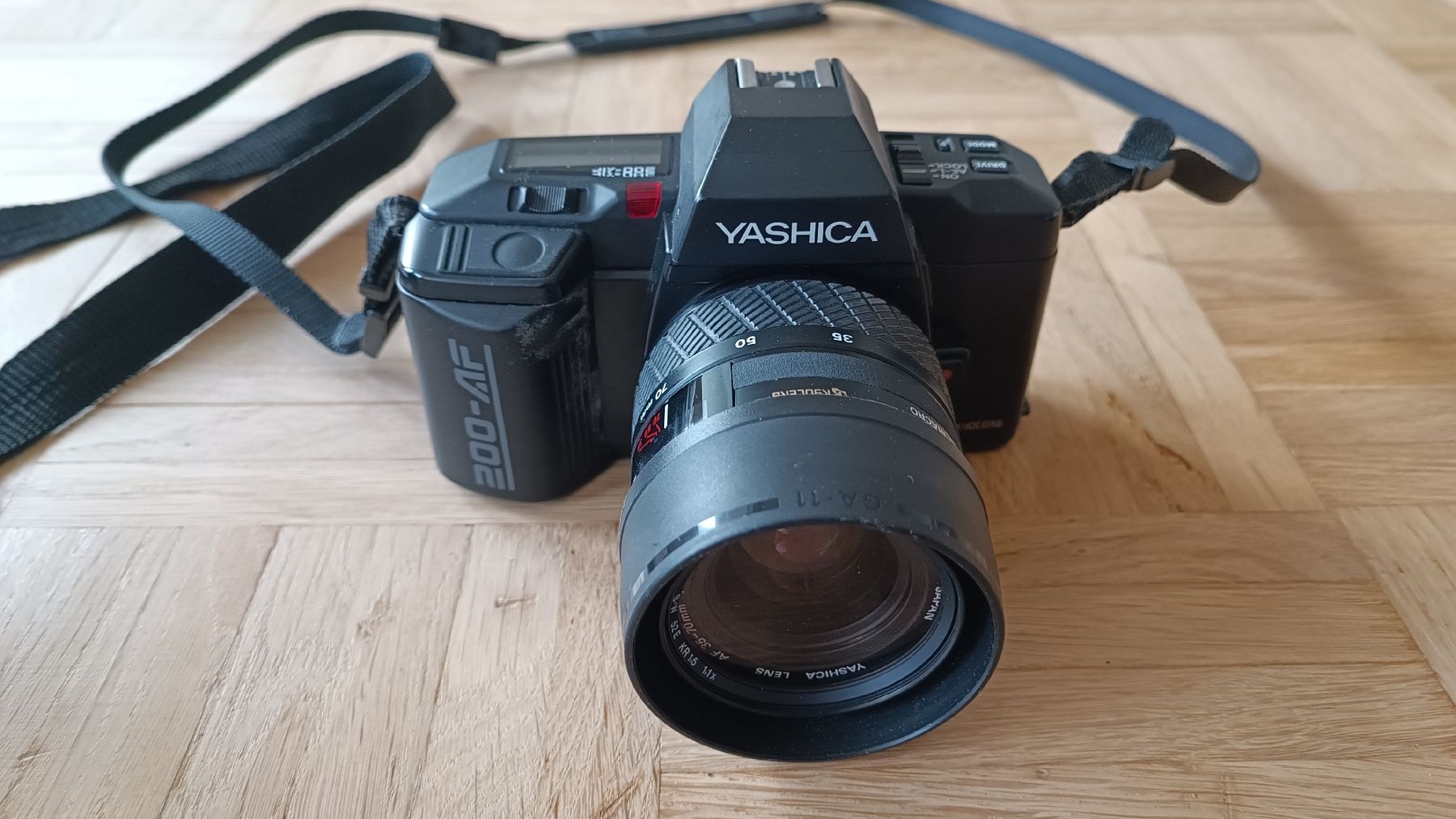 Yashica Fotocamera: Yashica 200-AF mit Tasche und Blitz – Usato da Baden venduto da zuppel 1