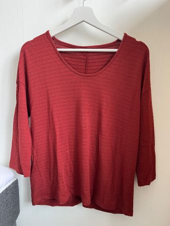 Rotes Langarmshirt