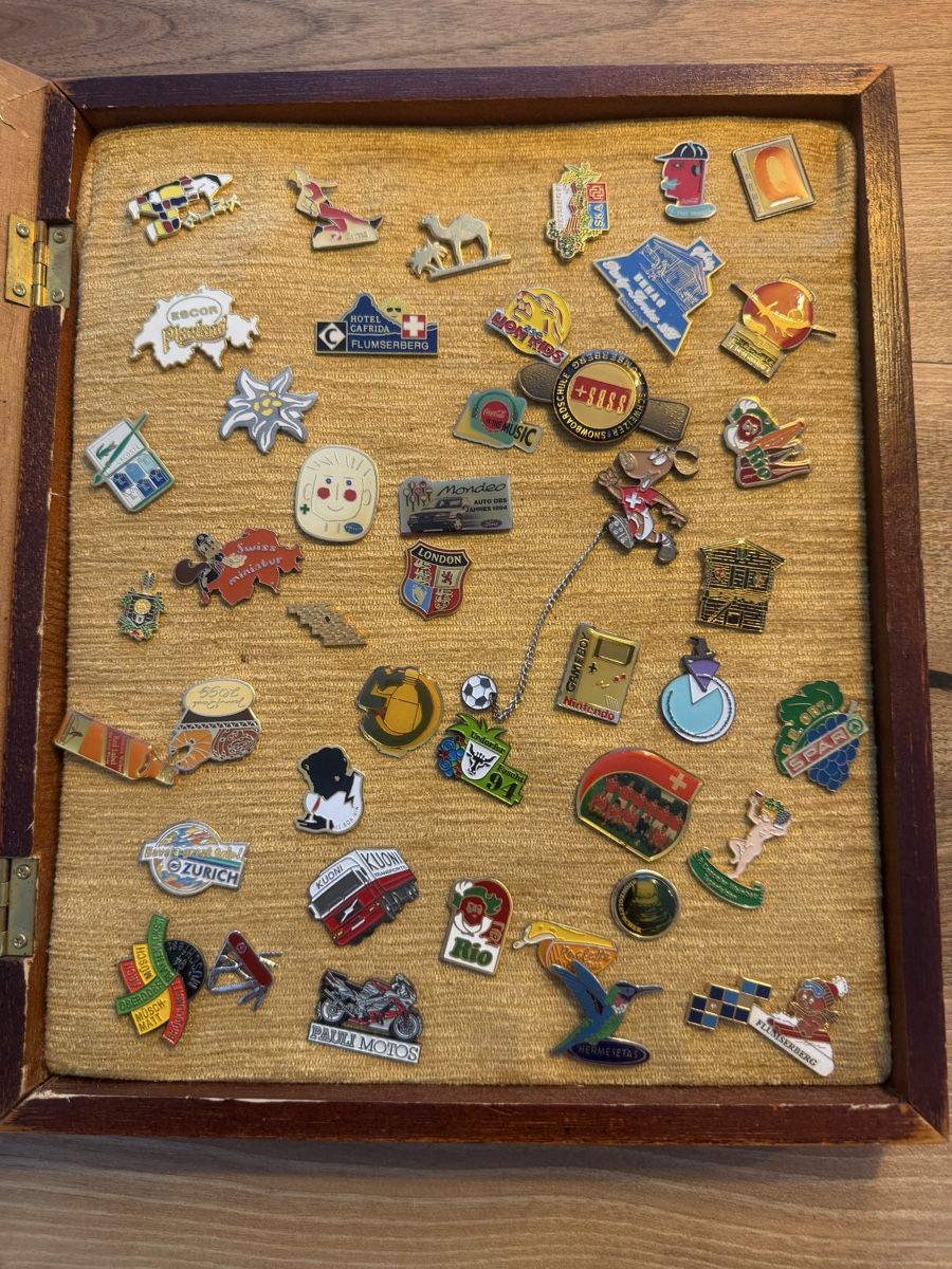 Placchette & Badge: Rahmen mit Anstecknadeln Souvenirs Schweiz – Nuovo (secondo la descrizione) da Matzingen venduto da Hunter84 1