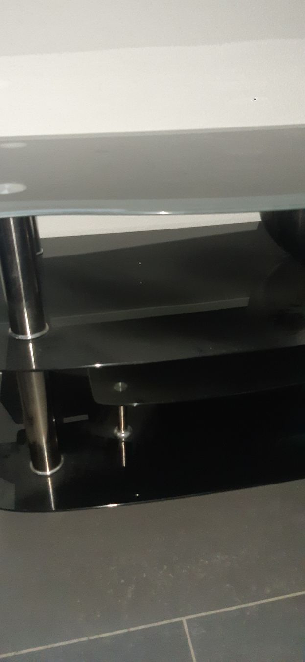 Mobili TV: TV-Glas-Beistelltisch mit Chromgestell. – Usato da Richterswil venduto da ADIACE010 2