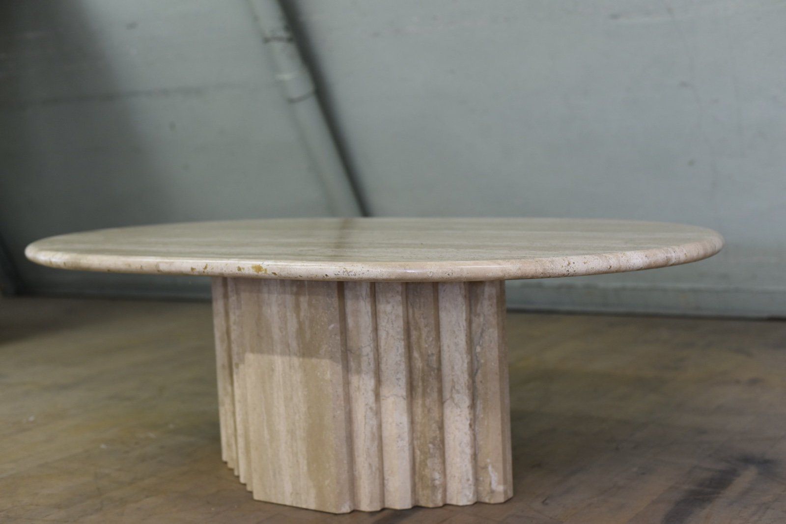 Tavoli: Designer ovaler Couchtisch aus Travertin – Usato da Lichtensteig venduto da UsedIN 2