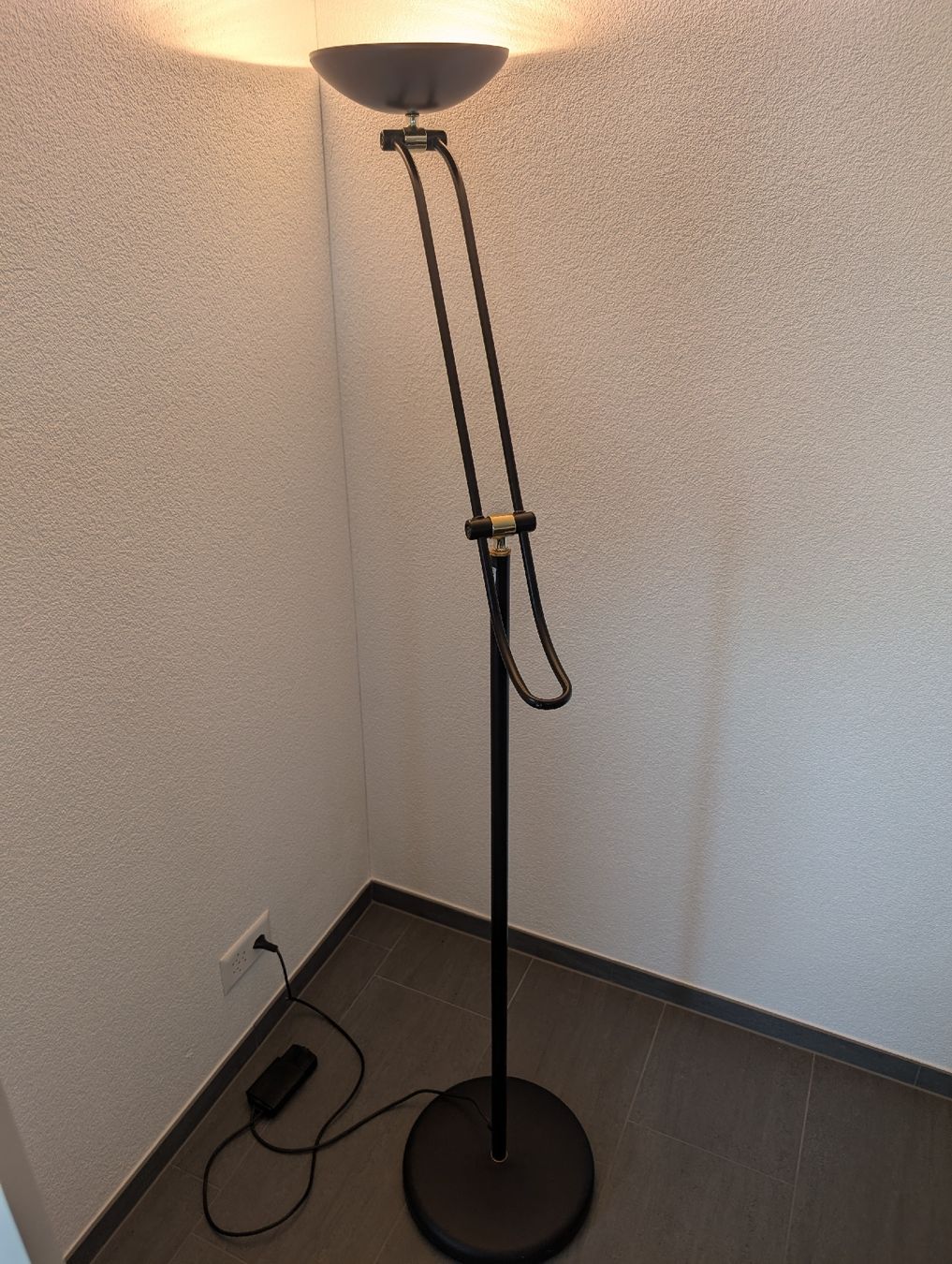 Lampes: Stehlampe, dimmbar mit Schwenkarm – D'occasion à Buttwil par Sadusk