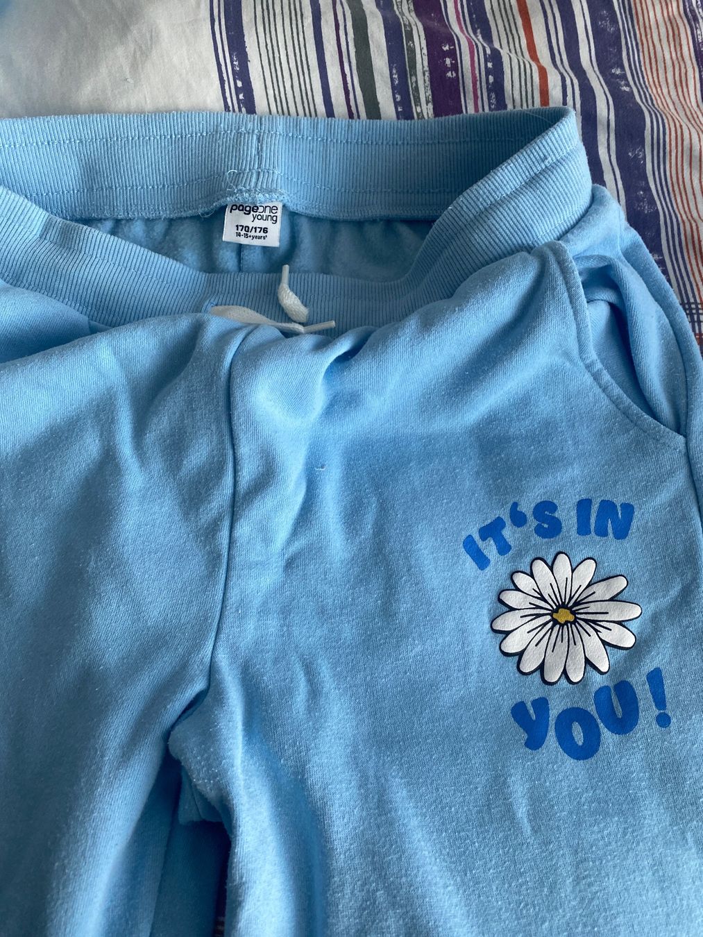 Completi: Hellblauer Jogginganzug mit Blumen, Gr. 170/176 neuwertig! – Usato da Hauenstein venduto da Ginsy 3
