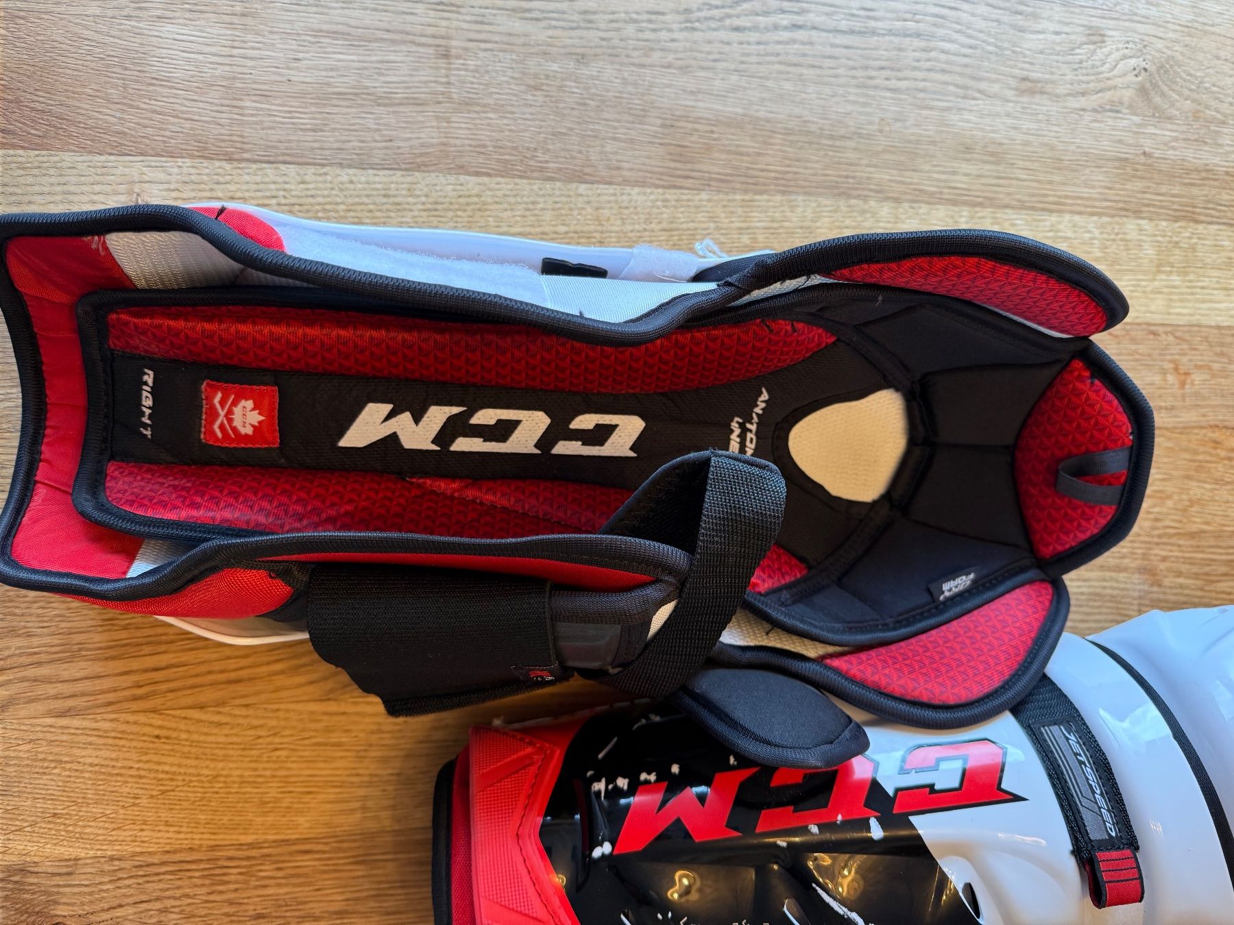 Ccm Protezioni & Imbottiture: CCM Jetspeed FT4 Pro Schienbeinschoner, Grösse 14" – Usato da Ringgenberg BE venduto da MiBa16 1