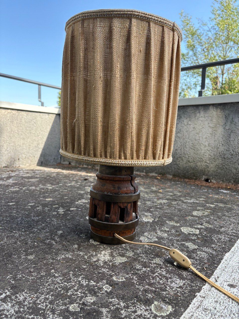 Lampes: Rustikale Vintage Tischlampe aus Wagenrad-Nabe – D'occasion à Ins par ab_80