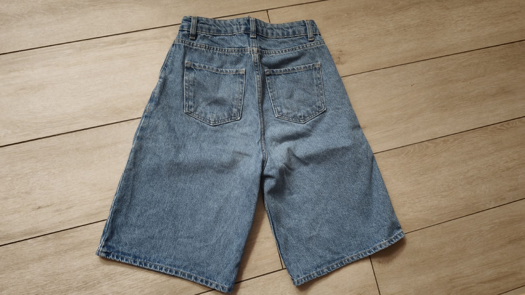 Jeans: short jeans coupe large 36 – D'occasion à Leytron par SoniaGreen 2