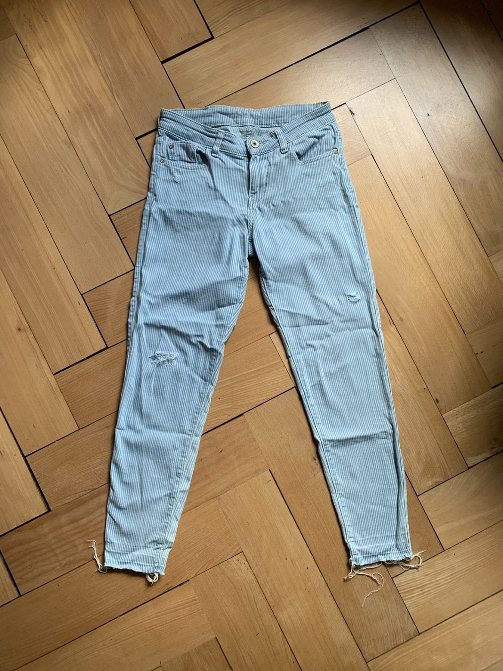 Zara Jeans: ZARA - Jeans hellblau-weiss gestreift 34 – Usato da Zürich venduto da Diazaio