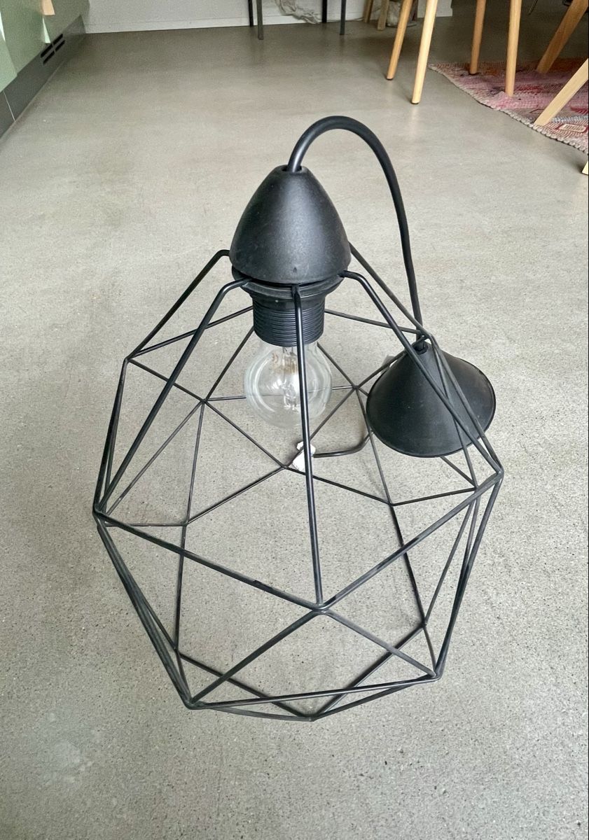 Lampadari & plafoniere: Schwarze Pendelleuchte mit geometrischem Drahtschirm – Usato da Zürich venduto da evelyn_m_
