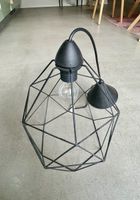Schwarze Pendelleuchte mit geometrischem Drahtschirm