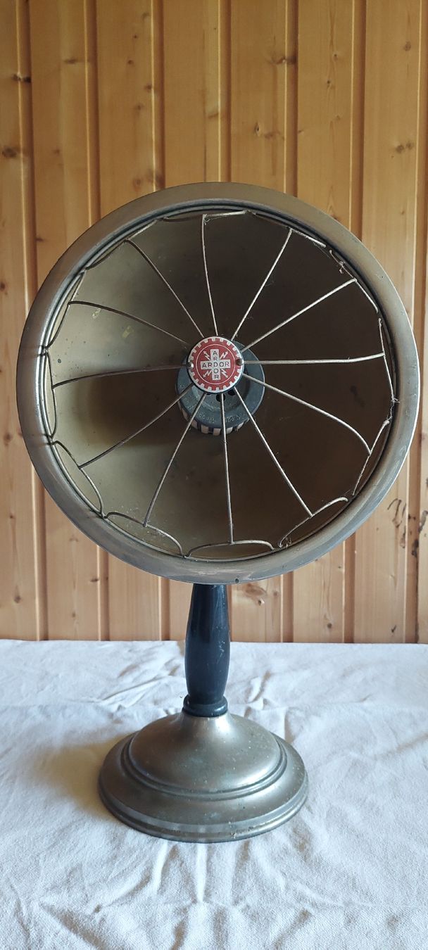 Radiatori: Ardor. Antiker Heizstrahler – Difettoso da Zürich venduto da Ikomerz