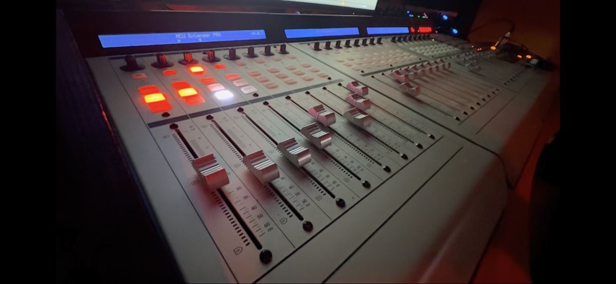 Mackie Console di mixaggio: Contrôleur Mackie + extension – Usato da Corbeyrier venduto da ant_2r6l