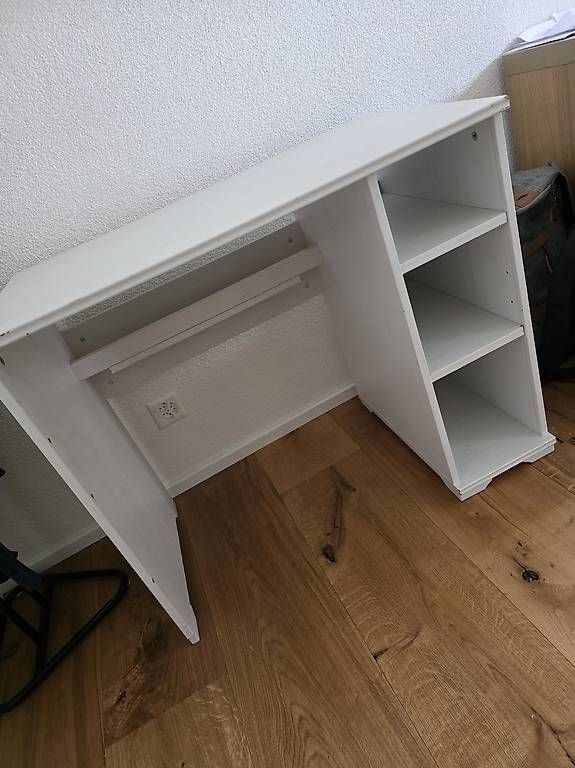 Schreibtische: Schreibtisch in gutem Zustand – Gebraucht aus Klingnau von Canep87