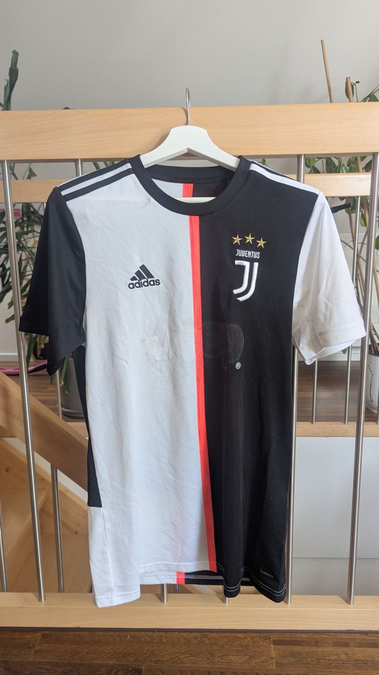 Adidas Leibchen & Hosen: Juventus Turin 2019-2020 Heim Grösse L – Gebraucht aus Zürich von DebsBre