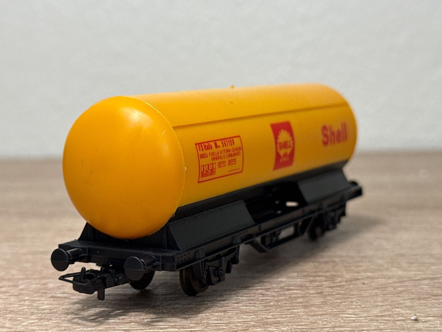 Lima Modellini di ferrovie: Lima Kesselwagen SHELL H0 (217) – Usato da St-Aubin-Sauges venduto da Lo_Go 2